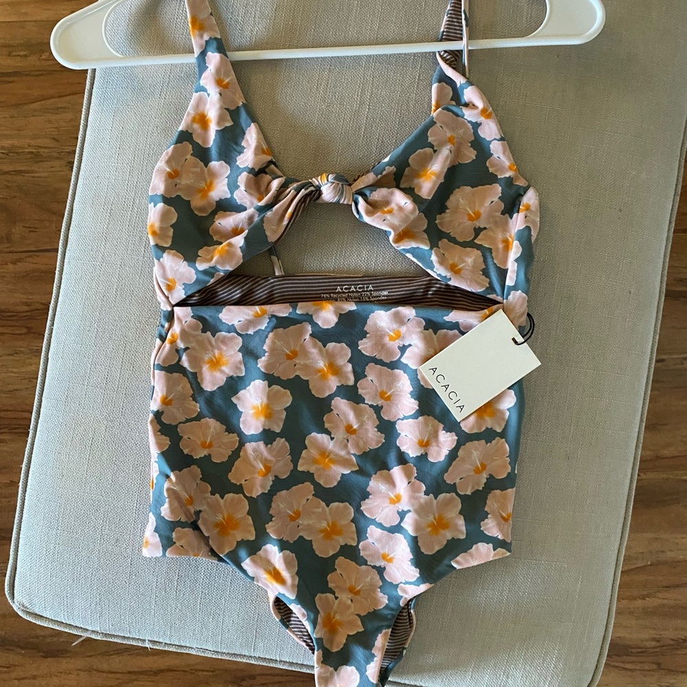 ACACIA Indies New Mahalo size Medium NWT